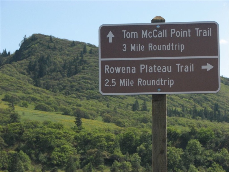 Trail sign near at the edge of the Rowena Crest parking area.