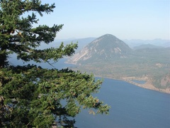 Round Mountain and the Columbia River from the Starvation Ridge Trail.