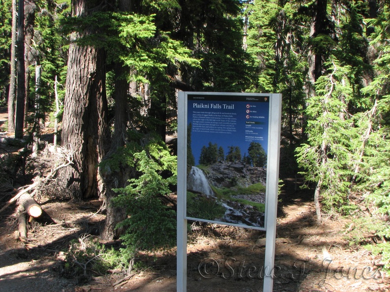 Plaikni Falls Trailhead is well signed but the parking lot is pretty small and can easily fill up on sunny days.