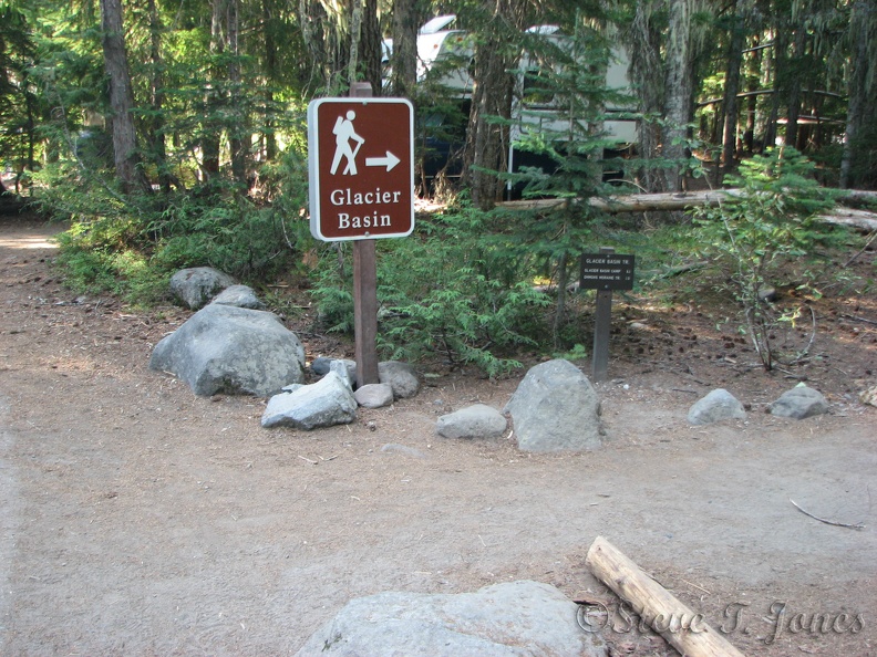 The beginning of the trail is well marked.