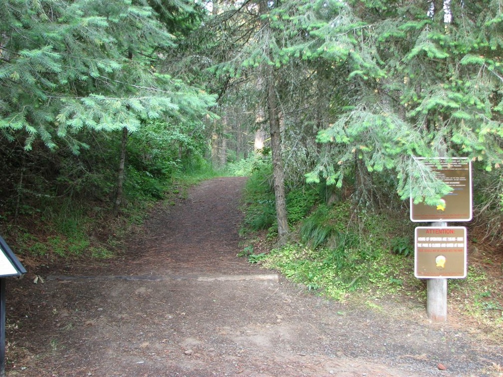 Upper Pine Ridge Trail trailhead showing the wide, well maintained trail. The southern trail is narrower and steeper than the northern trail.