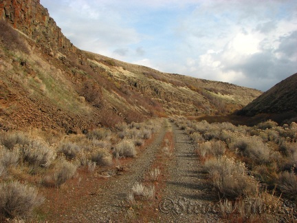 Midway through Swale Canyon the trail is mostly well packed with just a few 100-yard patches of loose gravel.