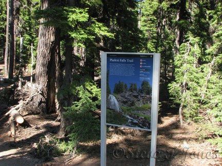 Plaikni Falls Trailhead is well signed but the parking lot is pretty small and can easily fill up on sunny days.