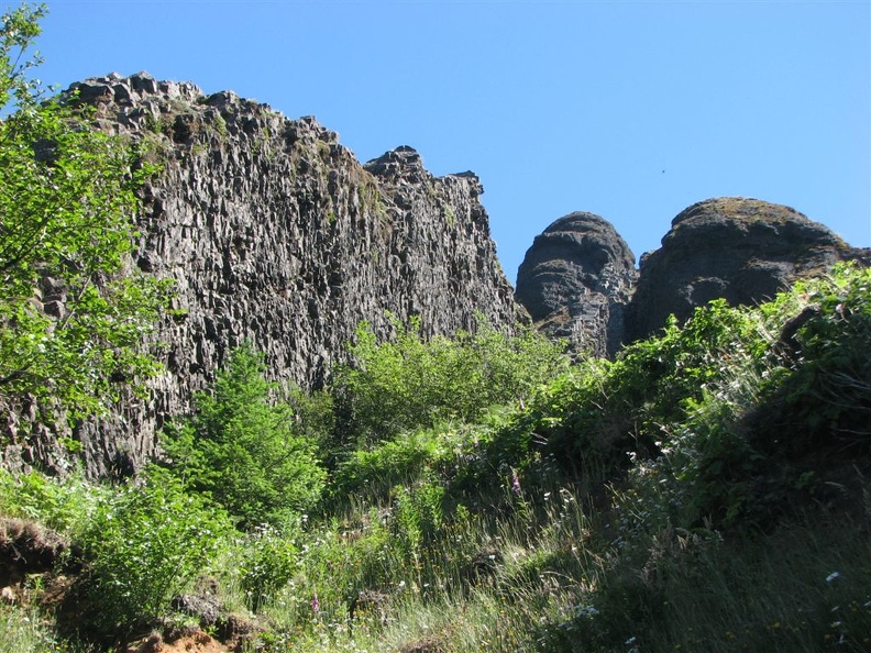 Lava dike along the Saddle Mountain Trail