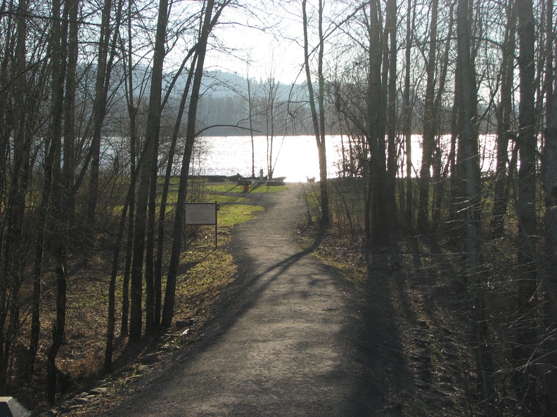 The Columbia River shines at the end of the short trail from Recognition Plaza to Cottonwood Beach.